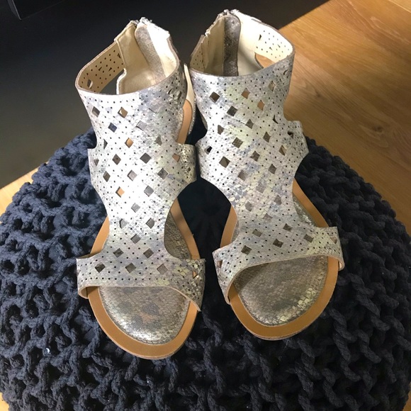 Metallic snake skin pattern sandals - Picture 1 of 6